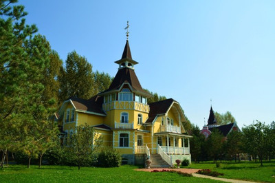 跟着途牛网去伏尔加庄园。